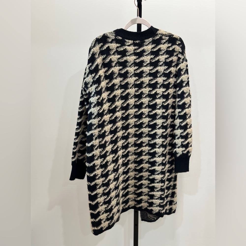Max studio houndstooth soft cardigan, size small & Medium Pre owned - Picture 8 of 9